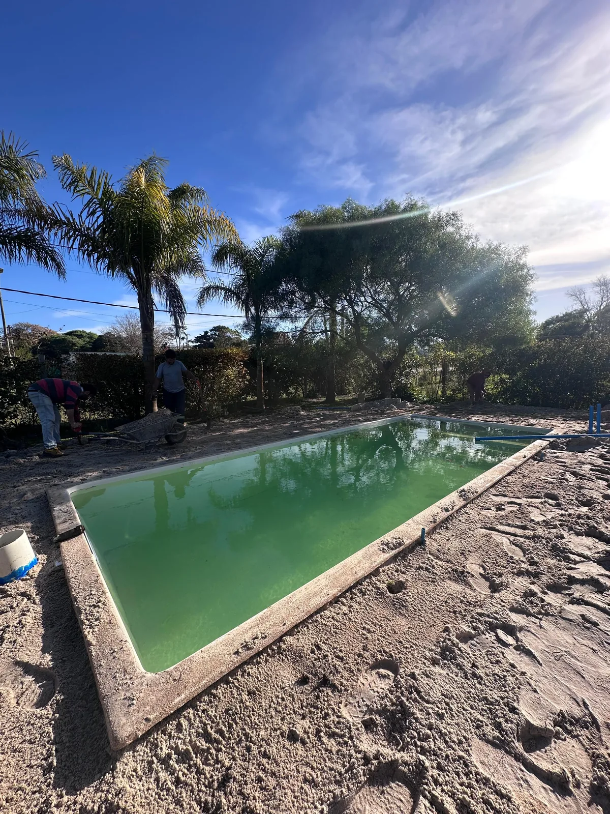 Instalación del casco de fibra de vidrio de la piscina